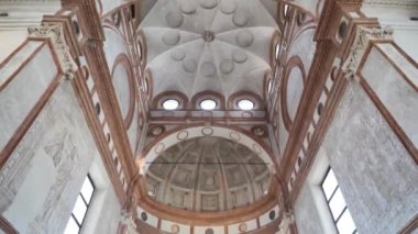 Santa Maria delle Grazie iç kilisesi mimari ve sanat eserleri. Lombardy, İtalya.