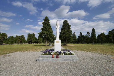Milano 'daki 87 numaralı Musocco mezarlığında 120' den fazla bilinmeyen Covid-19 kurbanı gömüldü..