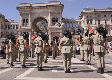 Fanfara dei Bersaglieri, İtalyan cumhuriyetinin kutlamaları sırasında Duomo Meydanı 'nda gösteriş yapıyor. Milan, Lombardiya.