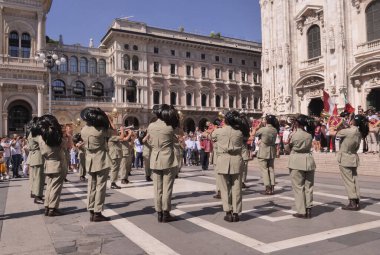 Fanfara dei Bersaglieri, İtalyan cumhuriyetinin kutlamaları sırasında Duomo Meydanı 'nda gösteriş yapıyor. Milan, Lombardiya.