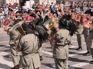 Fanfara dei Bersaglieri, İtalyan cumhuriyetinin kutlamaları sırasında Duomo Meydanı 'nda gösteriş yapıyor. Milan, Lombardiya.