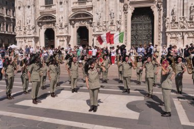 Fanfara dei Bersaglieri, İtalyan cumhuriyetinin kutlamaları sırasında Duomo Meydanı 'nda gösteriş yapıyor. Milan, Lombardiya.