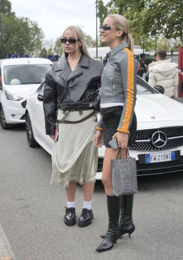  Moda blogcuları Diesel defilesinden önce sokak stili kıyafetler, Milano moda haftası kadın koleksiyonları bahar / yaz döneminde