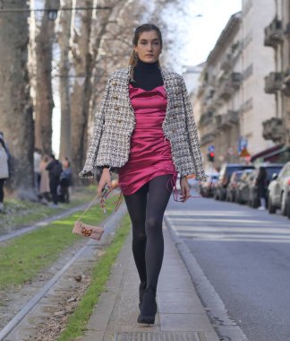   Milano Moda Haftası kadın koleksiyonu 2022 'de Dolce & Gabbana defilesinden sonra fotoğrafçılara poz veren moda blogcusu