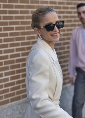 Moda blogcusu sokak stili kıyafet sokağı Milano moda haftası boyunca FENDI moda defilesinden önce / kış erkek koleksiyonları