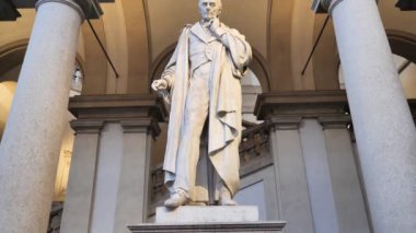 Pinacoteca di Brera 'nın avlusunda, Milano, Lombardy, İtalya' daki Luigi Cagnola heykeli ile