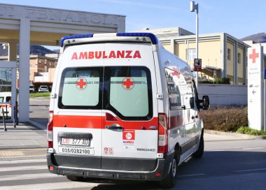 Alzano Lombardo Hastanesi 'nde ambulans. Bergamo eyaletinin Seriana Vadisi 'nde çok disiplinli bir tıp merkezidir. Lombardy, İtalya.