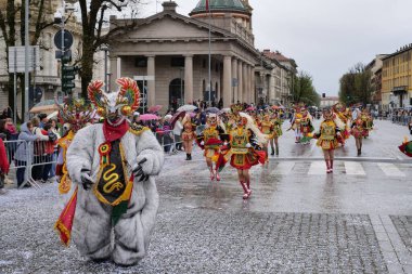  Paskalya Bayramı, geleneksel sokak partisi alegorik şamandıralar ve halk gruplarıyla. Lombardy, İtalya 
