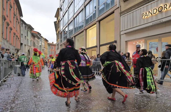  Paskalya Bayramı, geleneksel sokak partisi alegorik şamandıralar ve halk gruplarıyla. Lombardy, İtalya 