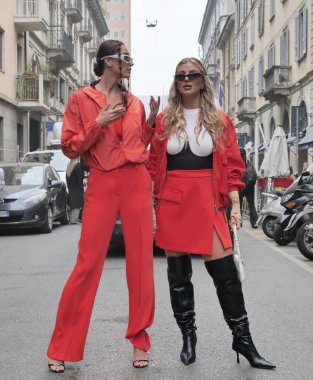  Milano moda haftası 2023 / 2024 'te Iceberg defilesinden sonra moda blogcusu sokak tarzı kıyafet