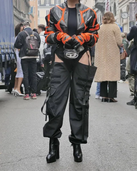 ミラノのファッションウィーク2023 2024中のディーゼルファッションショーの前にファッションブロガーストリートスタイルの衣装 — ストック写真