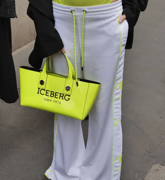 Fashion Blogger Street Style Outfit Prima Della Sfilata Iceberg Durante — Foto Stock