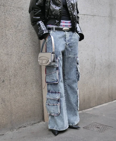 2023 2024年米兰时装周期间 时尚博主Diesel时装秀前的街道服装 — 图库照片
