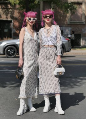 Aya e Ami Amiaya sokak tarzı kıyafet Milano moda haftası Fendi moda defilesinden önce kadın sonbahar / kış koleksiyonları