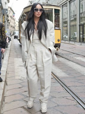  Milano moda haftası 2023 baharı boyunca Calcaterra moda defilesinden önce moda blogcusu sokak tarzı kıyafet