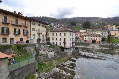  San Giovanni Bianco, Val Brembana vadisinde küçük bir kasaba, Bergamo, Lombardy, İtalya