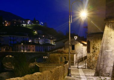  San Giovanni Bianco, Val Brembana vadisinde küçük bir kasaba, Bergamo, Lombardy, İtalya