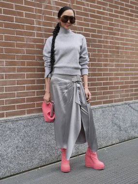  Milano moda haftası boyunca Fendi moda defilesinden sonra moda blogcusu sokak tarzı kıyafet koleksiyonu.