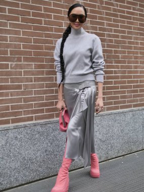  Milano moda haftası boyunca Fendi moda defilesinden sonra moda blogcusu sokak tarzı kıyafet koleksiyonu.