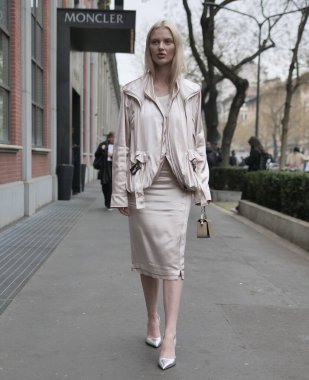  Milano moda haftası boyunca Fendi moda defilesinden sonra moda blogcusu sokak tarzı kıyafet koleksiyonu.