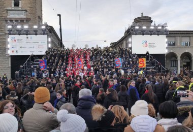2023 'te Bergamo Brescia Avrupa kültür başkenti kutlamaları için sokak geçidi, binlerce insan şehrin sokaklarında.