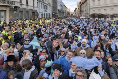 2023 'te Bergamo Brescia Avrupa kültür başkenti kutlamaları için sokak geçidi, binlerce insan şehrin sokaklarında.