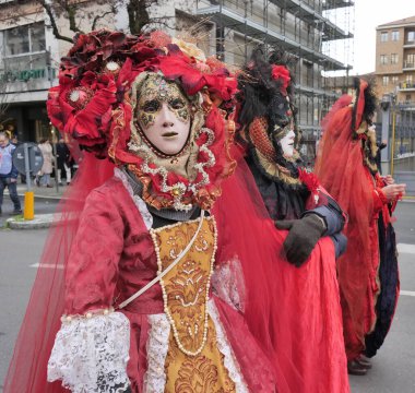 2023 'te Bergamo Brescia Avrupa kültür başkenti kutlamaları için sokak geçidi, binlerce insan şehrin sokaklarında.