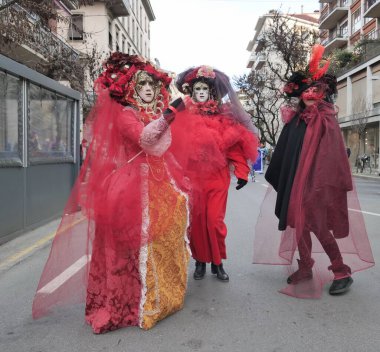 2023 'te Bergamo Brescia Avrupa kültür başkenti kutlamaları için sokak geçidi, binlerce insan şehrin sokaklarında.