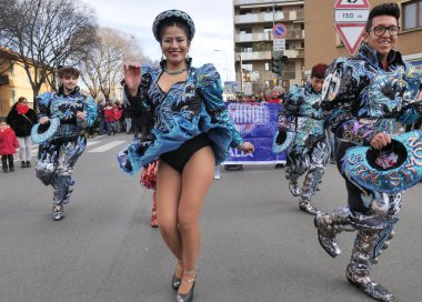 2023 'te Bergamo Brescia Avrupa kültür başkenti kutlamaları için sokak geçidi, binlerce insan şehrin sokaklarında.