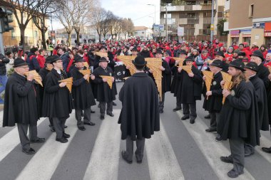 2023 'te Bergamo Brescia Avrupa kültür başkenti kutlamaları için sokak geçidi, binlerce insan şehrin sokaklarında.