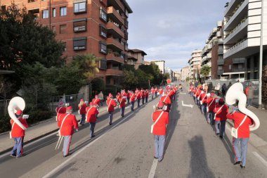 2023 'te Bergamo Brescia Avrupa kültür başkenti kutlamaları için sokak geçidi, binlerce insan şehrin sokaklarında.