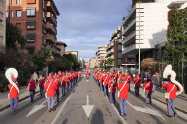 2023 'te Bergamo Brescia Avrupa kültür başkenti kutlamaları için sokak geçidi, binlerce insan şehrin sokaklarında.