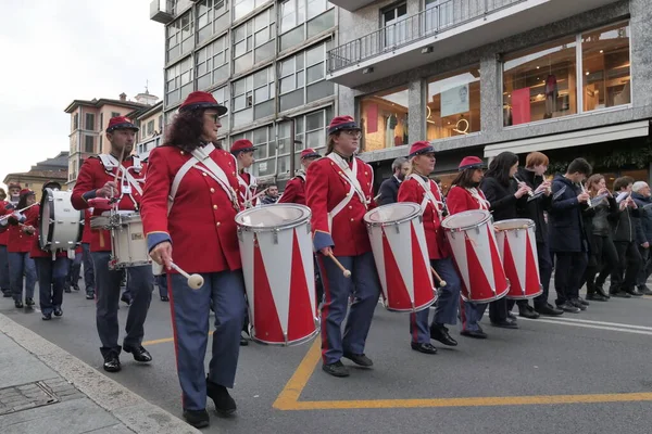 2023 'te Bergamo Brescia Avrupa kültür başkenti kutlamaları için sokak geçidi, binlerce insan şehrin sokaklarında.