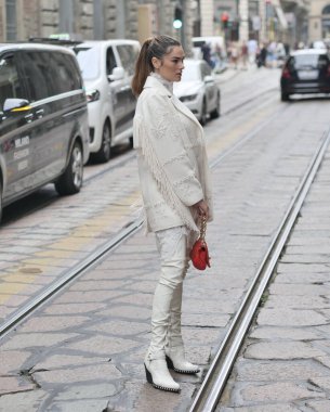  Sofya Novello, Milano moda haftası / kış koleksiyonları sırasındaki Ermanno Scervino gösterisinden önce fotoğrafçılara poz verdi 