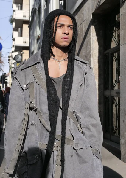 Fashionable Man Poseren Voor Fotografen Voor Dolce Gabbana Modeshow Tijdens — Stockfoto