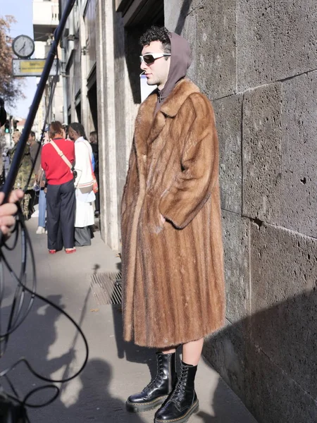 Fashionabel Man Poserar För Fotografer Innan Dolce Gabbana Modevisning Mfw — Stockfoto