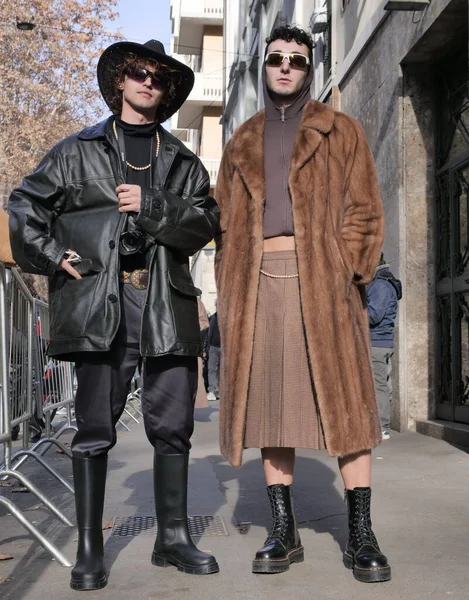 Homens Excêntricos Posando Para Fotógrafos Antes Dolce Gabbana Desfile Moda — Fotografia de Stock