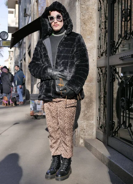 Hombre Moda Posando Para Los Fotógrafos Antes Dolce Gabbana Desfile —  Fotos de Stock
