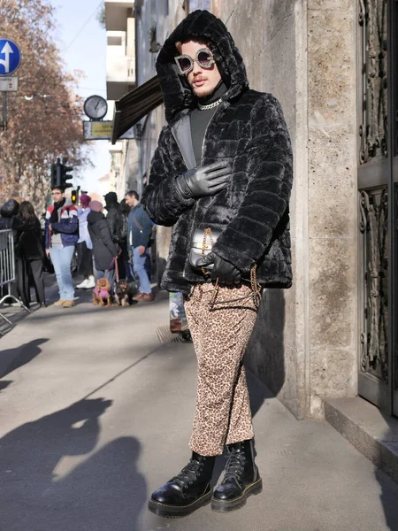 Fashionable Man Poseren Voor Fotografen Voor Dolce Gabbana Modeshow Tijdens — Stockfoto