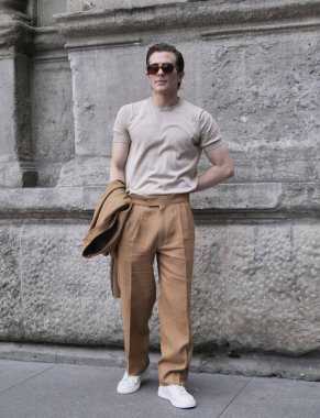 Carlo Sestini sokak tarzı kıyafet Ermenegildo Zegna defilesinden önce Milano moda haftası bahar adam koleksiyonları