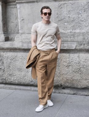 Carlo Sestini sokak tarzı kıyafet Ermenegildo Zegna defilesinden önce Milano moda haftası bahar adam koleksiyonları