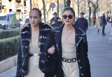 Moda blogcuları Fendi moda defilesinden önce sokak stili kıyafetler Milano moda haftasının sonbaharı / kış kadın koleksiyonları