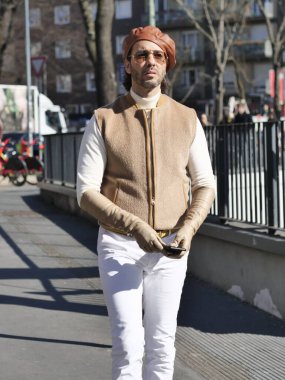 Milano Moda Haftası / Kış Kadın Koleksiyonları sırasında Fendi defilesinden önce moda blogcusu sokak tarzı kıyafet