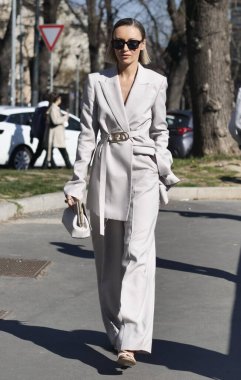 Moda blogcusu Nataly Osmann sokak tarzı kıyafet Milano moda haftasında Fendi moda defilesinden önce / Kış Kadın koleksiyonları