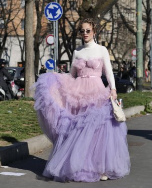 Milano Moda Haftası / Kış Kadın Koleksiyonları sırasında Fendi defilesinden önce moda blogcusu sokak tarzı kıyafet