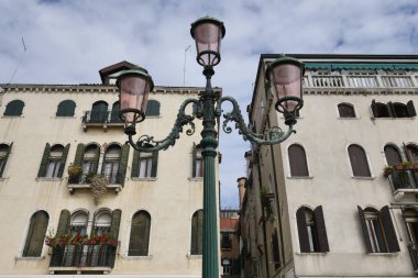  Venedik 'in şehir meydanındaki tarihi sokak lambası