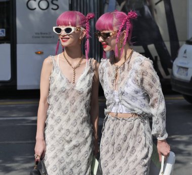  Moda blogcuları, Milano moda haftası / kış kadın koleksiyonu sırasında Fendi defilesinden önce sokak tarzı kıyafetler.