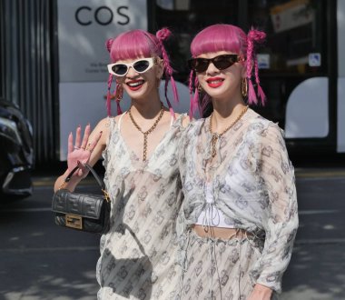  Moda blogcuları, Milano moda haftası / kış kadın koleksiyonu sırasında Fendi defilesinden önce sokak tarzı kıyafetler.