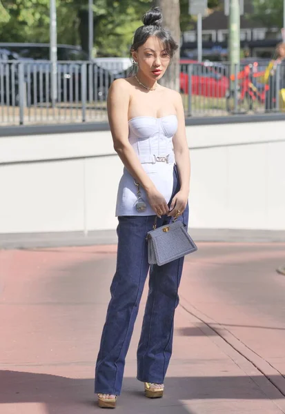 Modebloggerin Streetstyle Outfit Vor Fendi Modenschau Während Der Mailänder Modewoche — Stockfoto