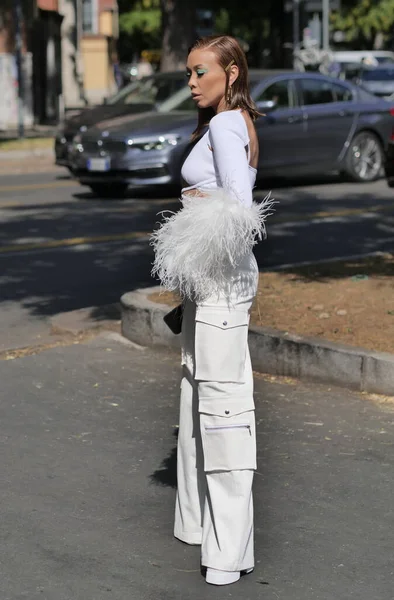 Modebloggerin Streetstyle Outfit Vor Fendi Modenschau Während Der Mailänder Modewoche — Stockfoto